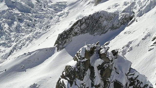 WS TS鸟瞰图的山峰上的银雕像俯瞰一个巨大的美丽的冰川，玻璃夏蒙尼和显示气候变化，冰融化和全球变暖/夏蒙尼，Haut savoir，法国视频素材