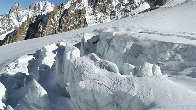 法国Haut savoir chamonix上巨大冰川裂缝的WS鸟瞰图，显示气候变化和全球变暖视频素材