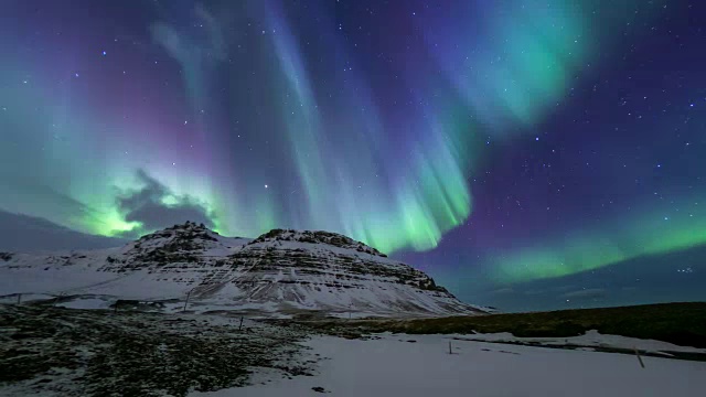 4K延时:冰岛Kirkjufell的北极光视频下载