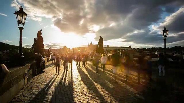 4K延时:行人拥挤的查尔斯桥卡尔鲁夫最捷克日落视频下载