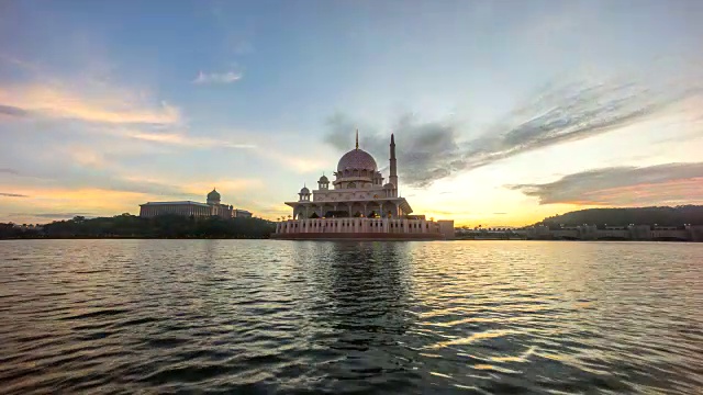 Time lapse 4k Footage of Beautiful Night to Day Sunrise At Putra Mosque, Putrajaya显示一个移动和变化的颜色云。视频素材
