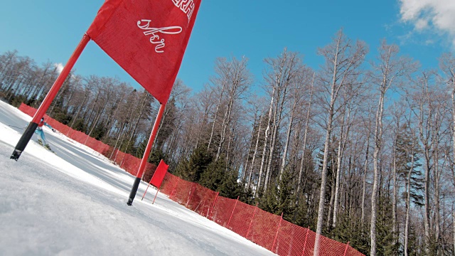 SLO MO滑雪者在大回轉比賽中通過大門視頻素材