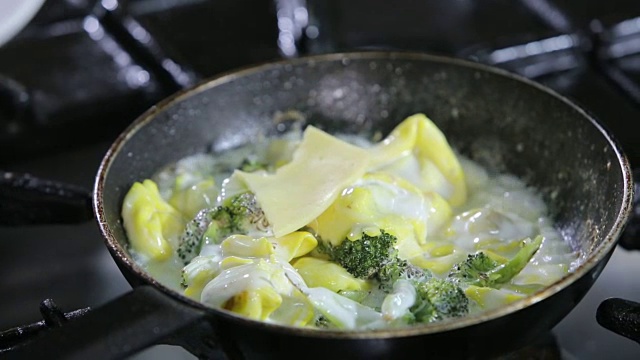 用通心粉和酸奶油在平底锅中准备西兰花视频素材