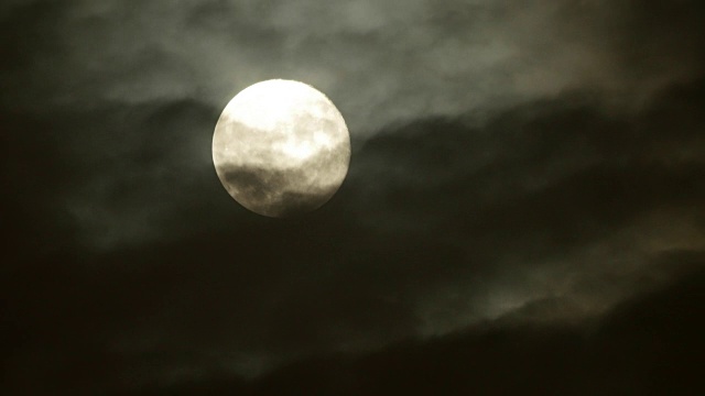 阴森森的月夜背景。月出的时间间隔视频素材