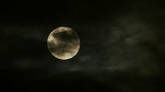满月夜的背景。月亮升起的时间流逝。阴森森的夜空视频素材