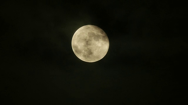 满月夜的背景。月亮升起的时间流逝。阴森森的夜空视频素材