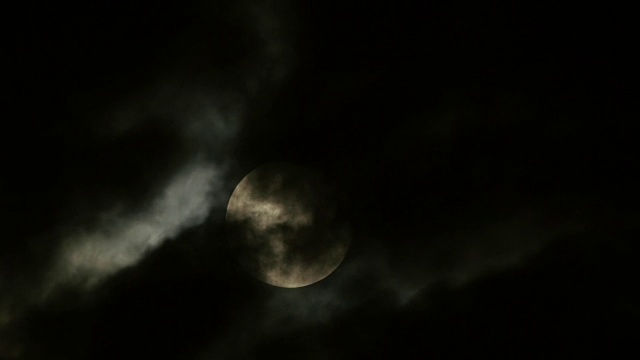 大满月的特写。月亮升起的时间流逝。阴森森的夜空视频素材