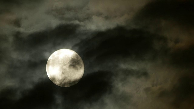 时隔多云的满月天空。幽灵般的夜晚背景视频素材