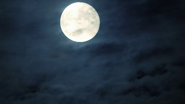 在阴森森的夜空中月亮升起的时间流逝视频素材