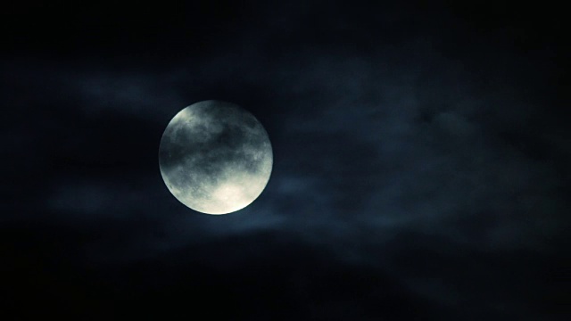阴天满月夜天空背景。月亮升起的时间流逝视频素材