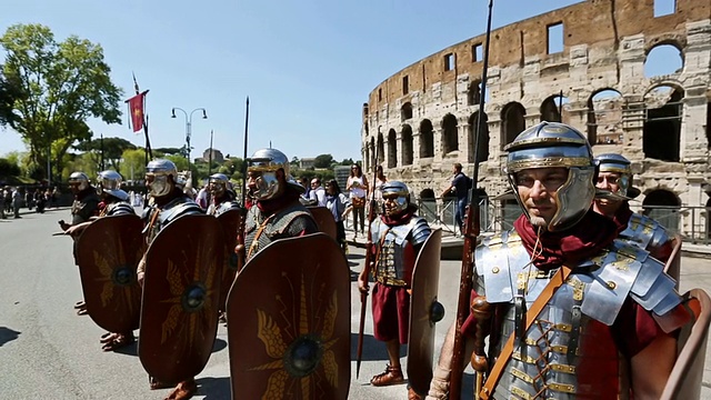 意大利的罗马，人们装扮成古罗马人和角斗士，沿着城市的地标走着视频下载
