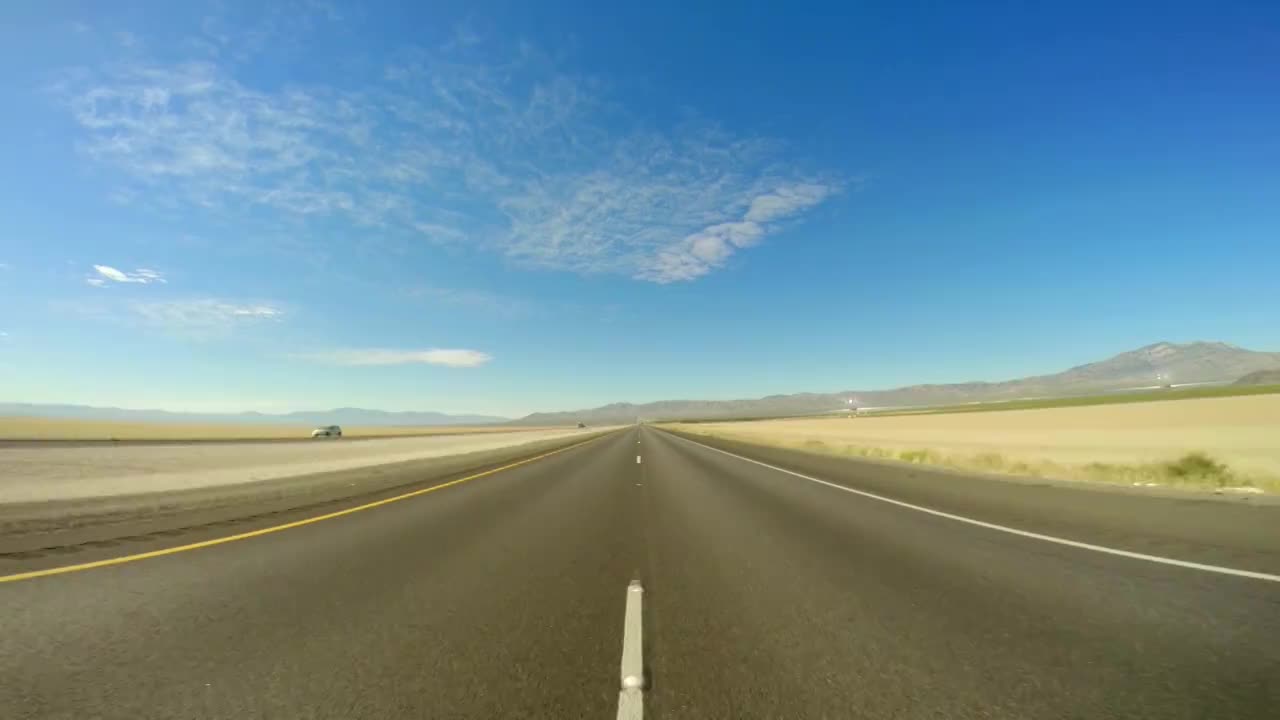 WS POV在莫哈韋高速公路上行駛視頻素材