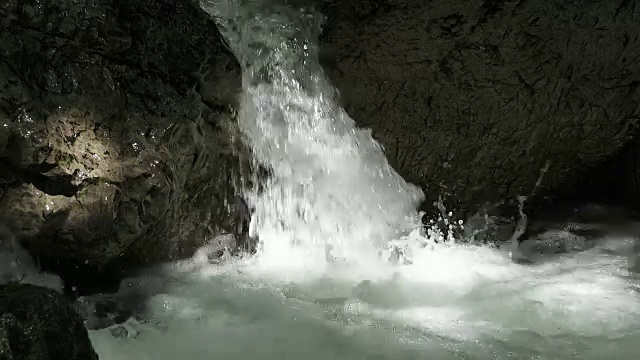 在瀑布的底部溅起泡沫的水-弗朗西诺内河视频下载