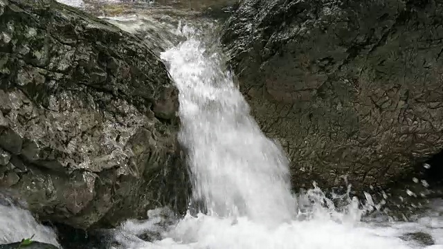 在瀑布的底部溅起泡沫的水-弗朗西诺内河视频下载
