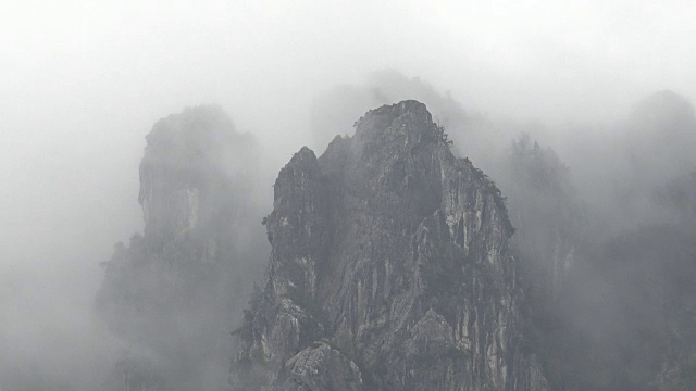 丹蒂德拉维奇亚山在雾中的景色视频下载