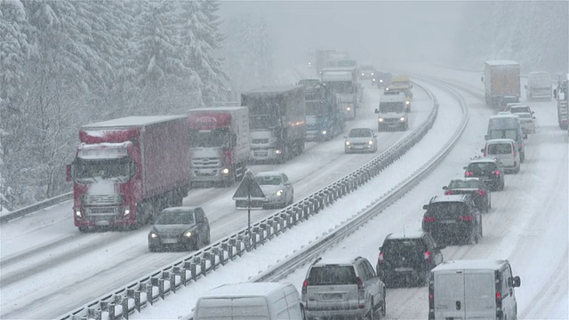 暴风雪中的交通视频素材