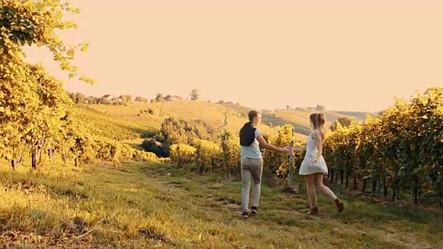 快乐的夫妇在葡萄园里奔跑视频素材