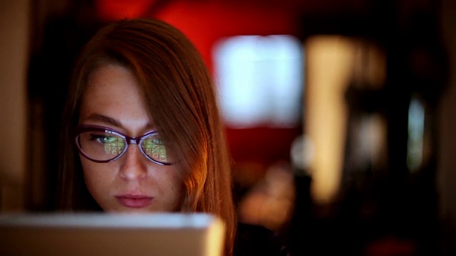 戴眼镜的商业女性使用平板电脑视频下载