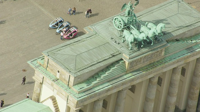 德国柏林，在勃兰登堡门附近的行人上空拍摄视频素材
