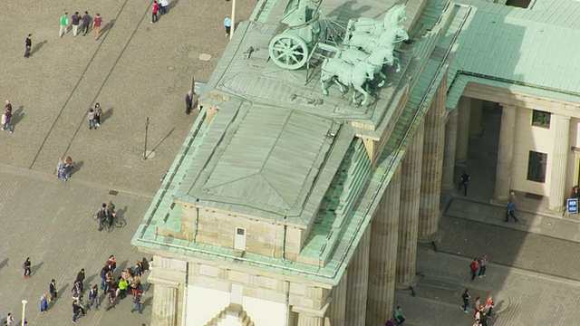 德国柏林，在勃兰登堡门附近的行人上空拍摄视频素材