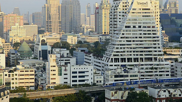 泰国曼谷金融区的高层建筑，火车在轨道上行驶视频素材