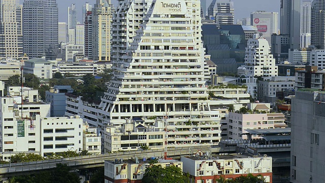 在泰国曼谷的金融区，火车在轨道上运行的高层建筑视频素材