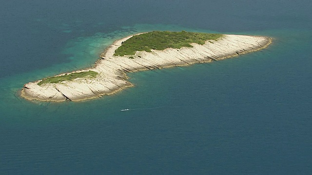 岛和帆船/科尔库拉，杜布罗夫尼克内列特瓦县，克罗地亚鸟瞰图视频下载