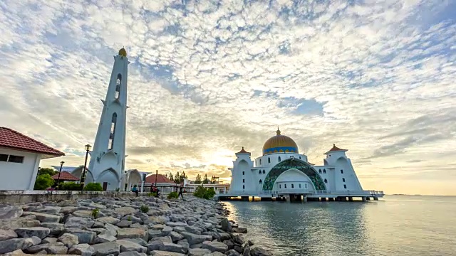 马六甲海峡漂浮清真寺的日出美景视频素材