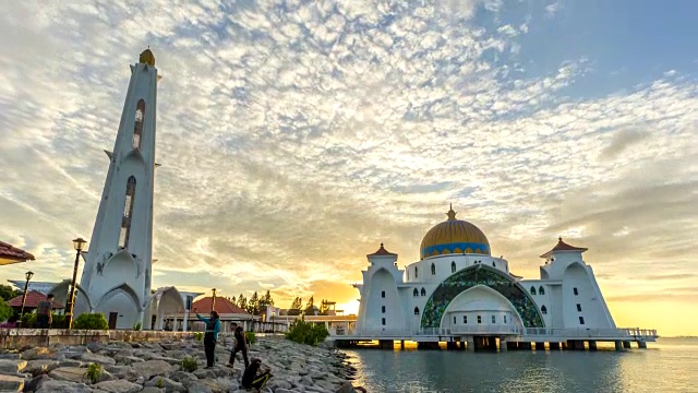 马六甲海峡漂浮清真寺的日出美景视频素材