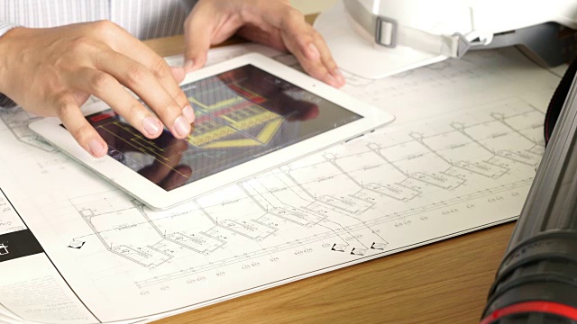 建筑师在桌子上工作与数字平板电脑视频素材