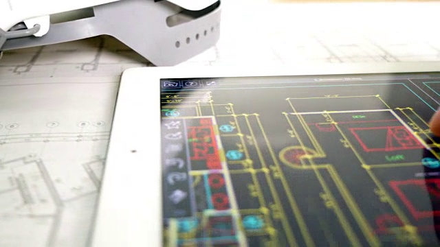 建筑师在桌子上工作与数字平板电脑视频素材