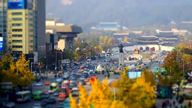 秋天，在光华门广场(城市中心)和京福宫(旅游目的地)的交通流动视频素材