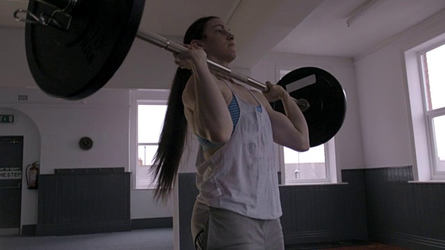 职业女性举重运动员做头顶按压视频素材