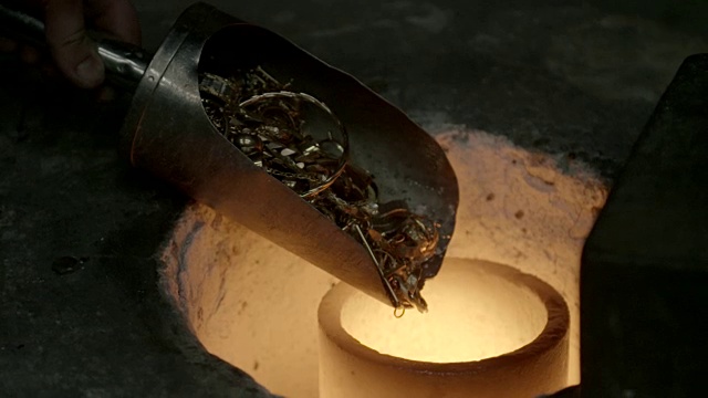 古老的金首饰被倒入熔炉熔化。视频下载