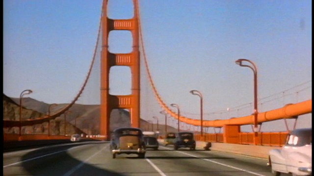 20世纪30年代汽车驶过金门大桥前往马林县/纪录片视频素材