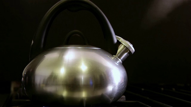 ECU拍摄的茶壶在家里蒸/洛杉矶，加州，美国视频下载