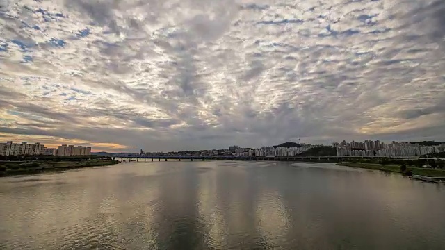 日落至夜的汉江东jakdaegyo桥和北汉城塔的城市景观视频素材