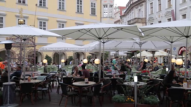布拉格，捷克共和国，欧洲，老城广场上五颜六色的建筑，商店和餐馆视频下载