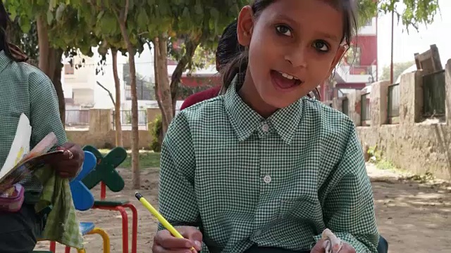 印度一所户外学校里的孩子们的教室视频素材