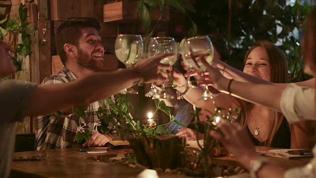 一群朋友举杯祝酒/哥伦比亚麦德林视频素材