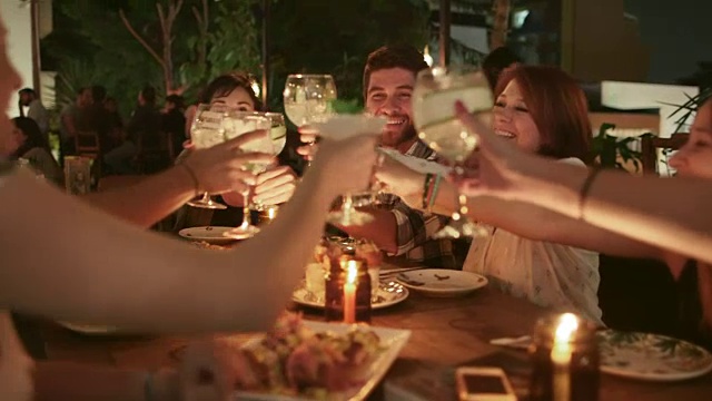 一群朋友举杯祝酒/哥伦比亚麦德林视频素材