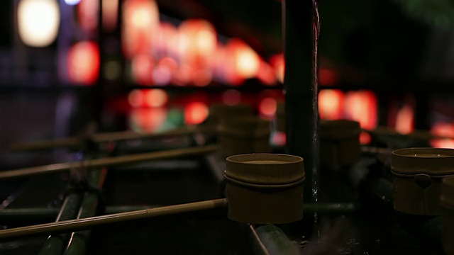 CU拍摄的装满水的盆地，称为chozubachi，在Hiejinja神社/日本东京视频素材