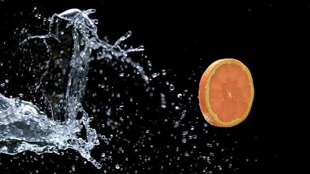 SLO MO在水中溅起的一片橙子视频素材