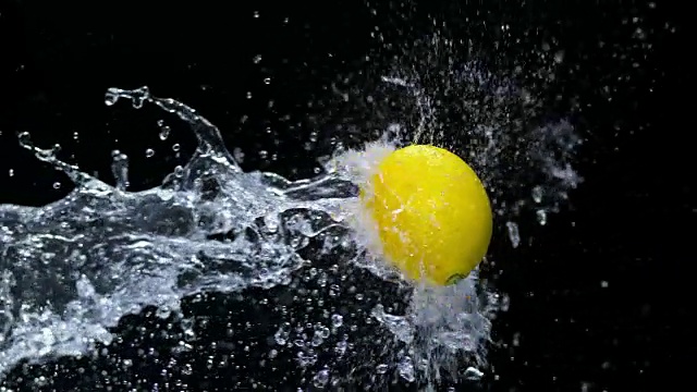 水在空气中溅起一个柠檬视频素材