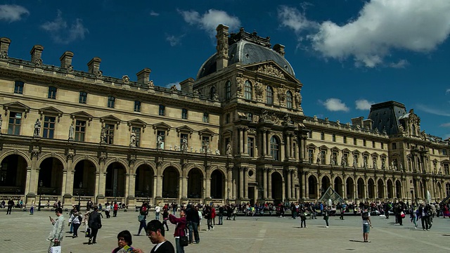 T/L WS法国巴黎的卢浮宫，云彩视频素材