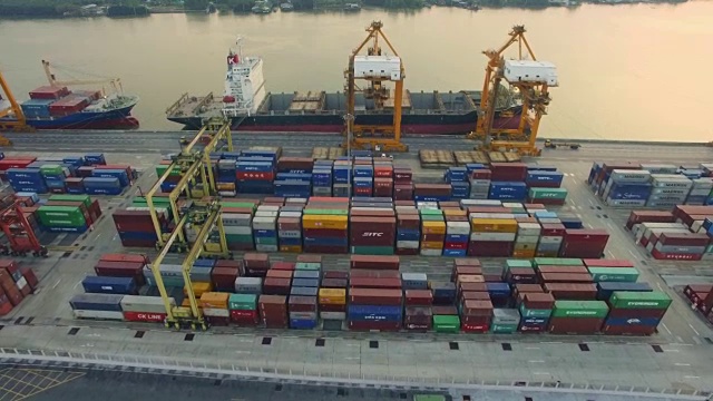 鸟瞰图工业港口与集装箱船视频素材