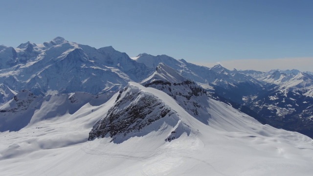 空中拍摄的雪覆盖的岩石勃朗峰视频素材
