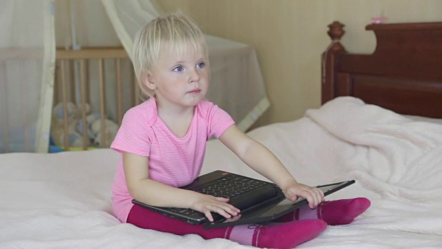 小女孩在玩笔记本电脑视频素材