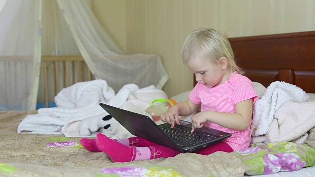小女孩在玩笔记本电脑视频素材
