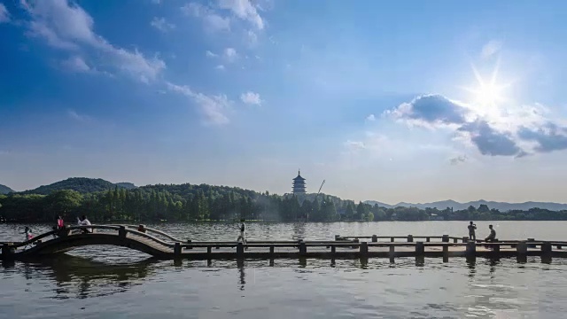 西湖之桥，蓝天之塔之山。间隔拍摄4 k视频下载